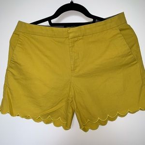 BANANA REPUBLIC MUSTARD SCALLOP HEM SHORT